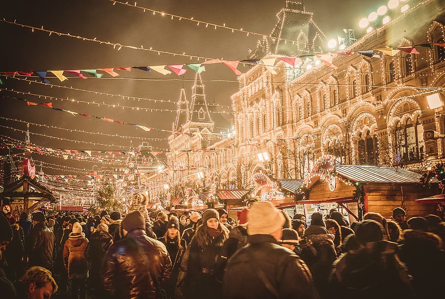costruzione, giallo, luci di stringa, persona, umano, folla, città, cittadina, centro, urbano, illuminazione, pubblico, metropoli, architettura, Festival, pedone, persone, albero di Natale, vita notturna, campagna, all'aperto, natura, illuminato, notte, grande gruppo di persone, gruppo di persone, persone reali, attrezzatura per l'illuminazione, evento, celebrazione, struttura costruita, uomini, godimento, donne, esterno dell'edificio, cultura artistica e intrattenimento, divertimento, adulto, luce, concerto di musica popolare, Festival musicale, palcoscenico, 5K