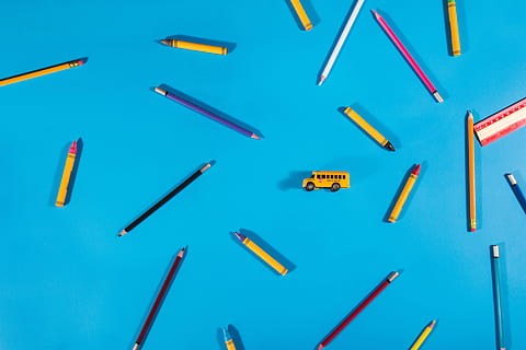 coloré, des crayons, & amp;, photo de l'école, flatlay, école, éducation, Créatif, fond coloré, grand groupe d'objets, prise de vue en studio, variation, choix, fond bleu, bleu, personne, art et Artisanat, multi couleur, à l'intérieur, abondance, groupe d'objets, directement au-dessus, arrangement, les ciseaux, crayon, stylo, artisanat, ordre, 4K, CC0, domaine public, libre de droits