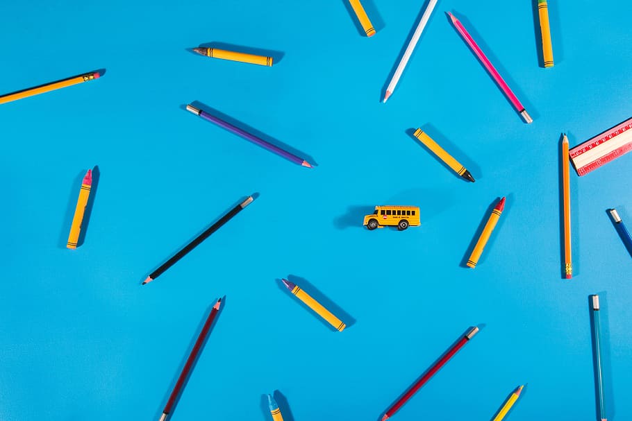 farvet, blyanter, & Amp;, farveblyanter, skolefoto, flatlay, skole, farverig, uddannelse, kreativ, farvet baggrund, stor gruppe af objekter, studio skud, variation, valg, blå baggrund, blå, ingen mennesker, Kunst og håndværk, multi farvet, indendørs, overflod, gruppe af objekter, direkte over, arrangement, saks, blyant, pen, håndværk, bestille, 4K