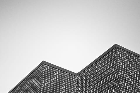 blanc i negre, arquitectura, cantonades, maons, edifici, estructura construïda, exterior de l'edifici, cel, vista d’angle baix, cel clar, còpia espai, naturalesa, cap gent, exterior d’edifici d’oficines, dia, ciutat, modern, oficina, a l'aire lliure, secció alta, gratacels, torre, forma, 2K, CC0, domini públic, lliure de regalies