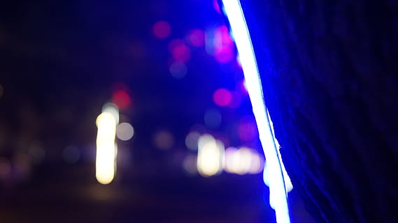 bagliore, luce, illuminazione, candela, all'aperto, natura, bere, bevanda, alcool, macchina, ha parlato, bottiglia, pub, cocktail, vino, neon, vita notturna, viola, inverno, club, notte, illuminato, concentrarsi sulle conoscenze acquisite, luce - fenomeno naturale, avvicinamento, città, attrezzatura per l'illuminazione, defocused, astratto, blu, buio, nessuno, movimento, multicolore, 5K, CC0, dominio pubblico, privo di copyright