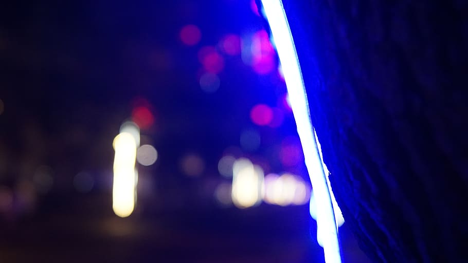 bagliore, luce, illuminazione, candela, all'aperto, natura, bere, bevanda, alcool, macchina, ha parlato, bottiglia, pub, cocktail, vino, neon, vita notturna, viola, inverno, club, notte, illuminato, concentrarsi sulle conoscenze acquisite, luce - fenomeno naturale, avvicinamento, città, attrezzatura per l'illuminazione, defocused, astratto, blu, buio, nessuno, movimento, multicolore, 5K
