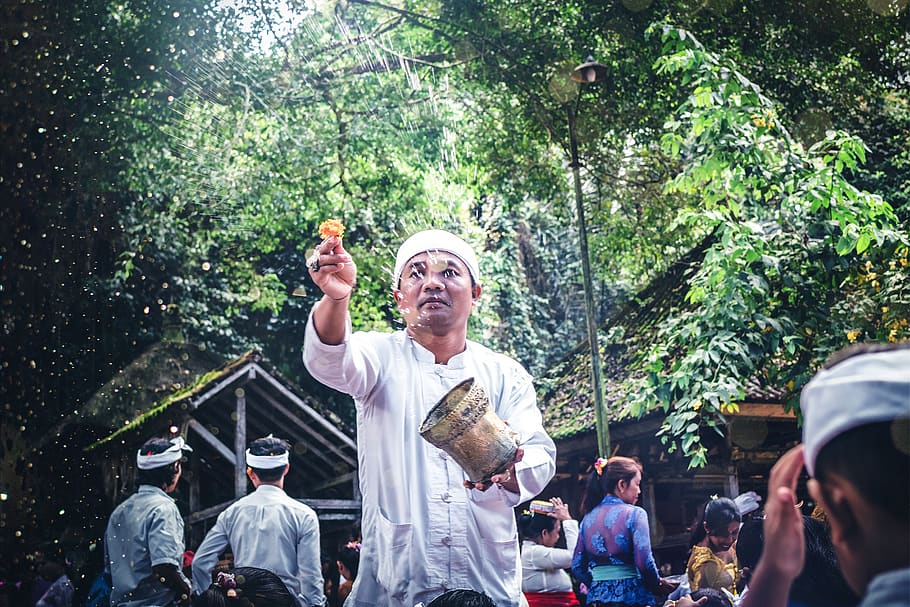 home, ritual, adult, art, bali, bonic, creença, brillant, celebració, cerimònia, roba, disfressa, multitud, cultura, decoració, ètnic, exòtic, família, Festival, grup, indonèsia, illa, moviment, música, oferta, a l'aire lliure, gent, rendiment, oració, resant, recreació, religió, sagrat, sacrifici, escena, espiritual, tradició, tradicional, viatjar, desgast, adoració, grup de persones, arbre, planta, persones reals, homes, dia, estils de vida, naturalesa, dones, esdeveniment, estàtua, activitat d'oci, 5K