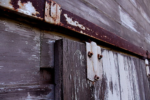 dörr, rost, ladugård, gammal, trä, bultar, nötter, dekor, stil, gammaldags, natur, tid, åldring, rostig, trämaterial, vittrade, byggd struktur, arkitektur, inget folk, ingång, dag, skadad, Spring ner, närbild, övergiven, nedgång, byggnad exteriör, försämring, utomhus, lågvinkelvy, texturerad, förstörd, 4K, CC0, offentligt domän, royaltyfria