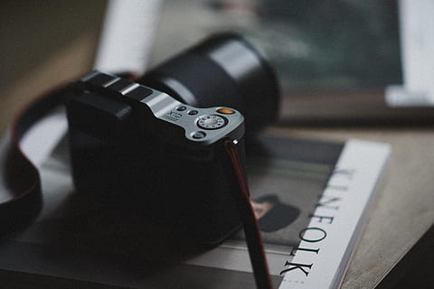 Elektronik, Kamera, Hasselblad, Digitalkamera, Armbanduhr, Kameraobjektiv, Gurt, Videokamera, Maschine, Leichtmetallfelge, Rad, gesprochen, Spiral-, Spule, Finger, Objektivkappe, Hardware-, Tastatur, Computer, Computerhardware, drinnen, Nahansicht, Technologie, keine Leute, Tabelle, Stillleben, Fokus auf den Vordergrund, Kommunikation, schwarze Farbe, selektiver Fokus, Text, Nummer, High Angle View, westliche Schrift, Gewehr, kabellose Technologie, Tag, Steuerung, Musikausrüstung, Aggression, Leder, 8K, CC0, gemeinfrei, lizenzfrei