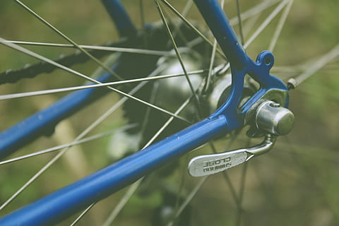 bicicleta blava, centrar-se en primer pla, bicicleta, primer pla, dia, vehicle terrestre, cap gent, transport, metall, blau, naturalesa, a l'aire lliure, va parlar, manera de transport, llum solar, estacionari, roda, enfocament selectiu, color verd, terra, assolellat, 5K, CC0, domini públic, lliure de regalies
