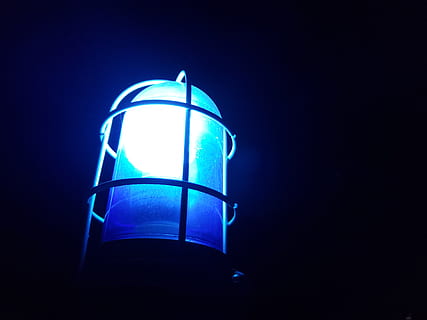 Blau, Licht, Nacht-, glühen, Sicherheit, Notfall, Leuchtfeuer, beleuchtet, Lichtanlage, keine Leute, Flachwinkelansicht, glühend, kopieren sie platz, Studioaufnahme, Licht - natürliches Phänomen, schwarzer Hintergrund, drinnen, Zeichen, Kommunikation, Nahansicht, Elektrizität, die Architektur, dunkel, einzelnes Objekt, Technologie, elektrische Lampe, Blauer Hintergrund, 4K, CC0, gemeinfrei, lizenzfrei