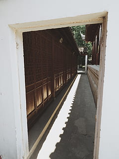 Marrone, Casa, giorno, corridoio, porta, corrimano, ringhiera, all'aperto, legna, Fuzimiao, ombra, storto, prospettiva, portone, Nanjing, Cina, porta pieghevole, veranda, pergolato, giardino, pavimento, compensato, architettura, struttura costruita, nessuno, costruzione, esterno dell'edificio, finestra, natura, Entrata, Aperto, luce del sole, caratteristica della parete, mezzi di trasporto, direzione, legno - materiale, box auto, 4K, CC0, dominio pubblico, privo di copyright