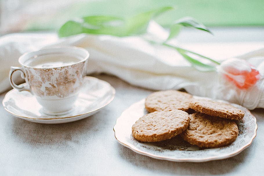 brune kager, eftermiddagste, drik, kiks, pause, tæt på, kop, lækker, drikke, mad, hed, varm drikke, overbærenhed, sukker, te, te kop, mad og drikke, krus, kaffe, kaffekop, kaffe - drikke, forfriskning, cookie, sødt mad, friskhed, bagt, bord, plade, ingen mennesker, underkop, porcelæn, indendørs, morgenmad, snack, sukkerrør, fristelse, 5K