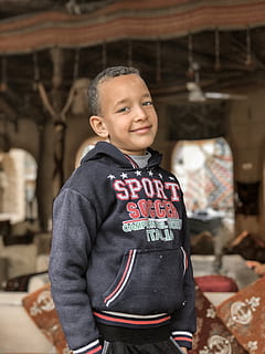 dreng, beklædning, tøj, sweater, egypten, sweatshirt, human, person, ærme, Marsa Matrouh - Siwa Road, ansigt, langærmet, barn, hætte, smil, portræt, rejse, hættetrøje, glas, træ, kigger på kameraet, en person, smilende, fokus på forgrunden, barndom, hanner, forfra, stående, lykke, emotion, taljen op, tre kvart længde, rigtige mennesker, herrer, drenge, afslappet tøj, uskyld, 4K, CC0, offentligt domæne, royaltyfrie