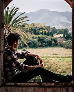 paisatge, roba, persona, humà, assegut, calçat, planta, arbre, sabata, pantalons, arrencada, mobles, a l'aire lliure, màniga, va parlar, roda d'aliatge, roda, màquina, pneumàtic, bota a cavall, una persona, persones reals, roba casual, activitat d'oci, adult jove, estils de vida, home jove, naturalesa, vista lateral, muntanya, dia, longitud completa, relaxació, escena no urbana, mirant la vista, 4K, CC0, domini públic, lliure de regalies