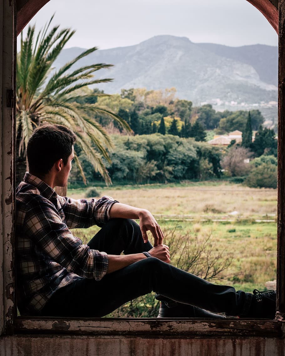 paisatge, roba, persona, humà, assegut, calçat, planta, arbre, sabata, pantalons, arrencada, mobles, a l'aire lliure, màniga, va parlar, roda d'aliatge, roda, màquina, pneumàtic, bota a cavall, una persona, persones reals, roba casual, activitat d'oci, adult jove, estils de vida, home jove, naturalesa, vista lateral, muntanya, dia, longitud completa, relaxació, escena no urbana, mirant la vista, 4K