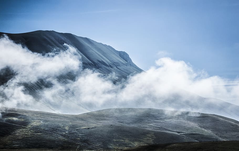 onde, altitudine, cielo blu, nuvole, Cloudscape, luce del giorno, nebbia, nebbioso, alto, paesaggi, picco di montagna, montagne, natura, panoramico, cielo, scenics - natura, montagna, bellezza nella natura, ambiente, paesaggio, nuvola - cielo, nessuno, scena non urbana, la tranquillità, terra, scena tranquilla, giorno, destinazioni di viaggio, acqua, geologia, all'aperto, potere in natura, cratere vulcanico, 5K