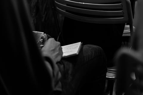 prendere appunti, gli appunti, Moleskine, Scrivi, bianco e nero, in casa, messa a fuoco selettiva, adulto, persone reali, uomini, detenzione, seduta, donne, posto a sedere, stili di vita, sedia, attività, parte del corpo umano, Sezione centrale, mano, attività commerciale, mano umana, 5K, CC0, dominio pubblico, privo di copyright