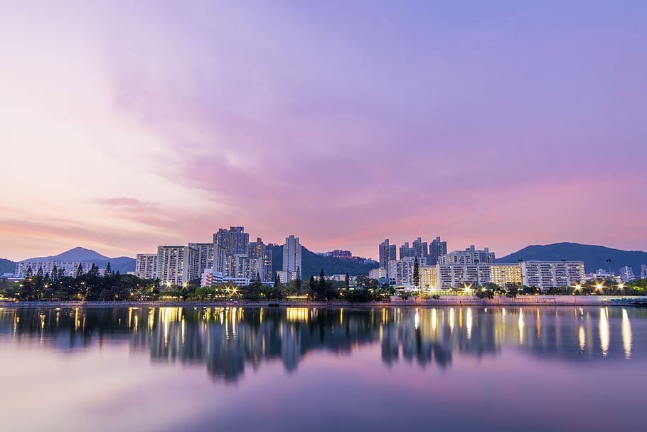 farvande, by, solnedgang, afspejling, turisme, bygning, bybilledet, himmel, flod, mole, havet, udendørs, landskab, landskabet, hong kong, bygning udvendig, arkitektur, vand, bygget struktur, havnefronten, belyst, kontorbygning udvendig, by skyline, natur, sky - himmel, skumring, ingen mennesker, skyskraber, lilla, moderne, finansdistrikt, Bugt, 5K