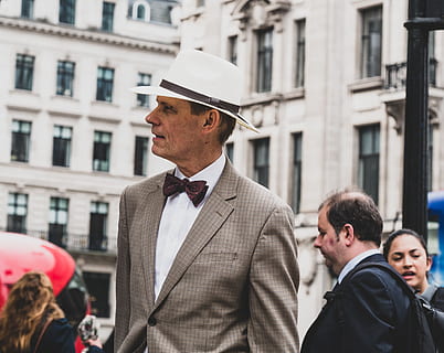 mand kigger side, person, dragt, human, mennesker, frakke, overfrakke, tøj, London, Det Forenede Kongerige, oxford street, bygning, han-, mand, by-, mode, stil, årgang, gammel, arkitektur, by, herrer, velklædt, voksen, bygning udvendig, hanner, stående, portræt, bygget struktur, formalwear, fokus på forgrunden, tilfældige mennesker, hovedskud, gruppe af mennesker, Kvinder, dag, udendørs, bryllup ceremoni, 4K, CC0, offentligt domæne, royaltyfrie