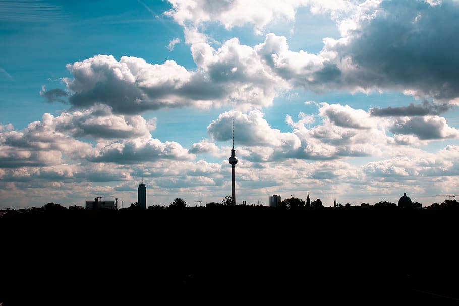 tårn, hvid, himmel, Sky, natur, vejr, cumulus, udendørs, Tyskland, Berlin, bygning, by, arkitektur, landskab, azurblå himmel, fugl, dyr, by-, metropol, skyer, bybilledet, sky - himmel, silhuet, bygget struktur, teknologi, meddelelse, bygning udvendig, høj - høj, udsendelse, ingen mennesker, global kommunikation, træ, sfære, miljø, Spir, 5K