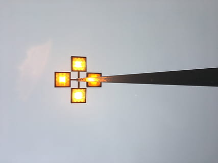 lampadaire lumineux, lampadaire, lampe, abat-jour, éclairage, poteau utilitaire, luth, instrument de musique, plante, sapin, arbre, abies, traverser, symbole, LED, éclater, lumière, silhouette, câble, aliments, Mayonnaise, illuminé, matériel d'éclairage, nuit, personne, espace de copie, ciel, architecture, électricité, la nature, faible angle de vue, en plein air, lumière électrique, structure construite, lumière - phénomène naturel, embrasé, éclairage public, rue, forme, lampe électrique, 4K, CC0, domaine public, libre de droits