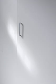 biały uchwyt, urządzenie, lodówka, biały, Dom, zbieleć, szafa, gabinet, meble, światło i cień, minimalistyczny, wnętrz, minimalny, zmywarka, płaszcz, odzież, strój, garnitur, smoking, żadnych ludzi, wewnątrz, kopia przestrzeń, funkcja budowy ścian, cień, biały kolor, prostota, pojedynczy obiekt, kontrola, architektura, wejście, kąt, drzwi, biznes, pusty, rzadki, abstrakcyjny, studio strzał, zbliżenie, 4K, CC0, domena publiczna, darmowe zdjęcia
