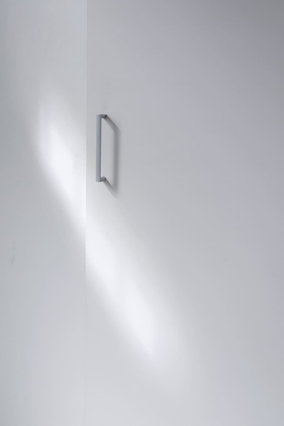 mànec blanc, aparell, nevera, blanc, casa, blanquejar, armari, mobles, llum i ombra, minimalista, interior, mínim, rentaplats, abric, roba, vestit, esmòquing, cap gent, a l'interior, còpia espai, funció de construcció de parets, ombra, Color blanc, senzillesa, sol objecte, control, arquitectura, entrada, cantonada, oficina, porta, negocis, buit, escàs, resum, tir de l'estudi, primer pla, 4K