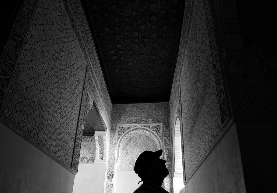 สเปน, กรานาดา, Alhambra, สถาปัตยกรรม, โครงสร้างที่สร้างขึ้น, คนจริง, คนคนหนึ่ง, ในบ้าน, ไลฟ์สไตล์, อาคาร, ผู้หญิง, กิจกรรมยามว่าง, มุมมองด้านหลัง, ผู้ใหญ่, จุดยืน, แบบแผน, คอลัมน์สถาปัตยกรรม, วัน, โค้ง, คุณสมบัติผนังอาคาร, ผนัง, เพดาน, 4K