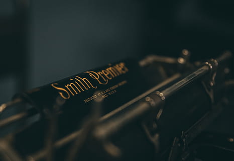 smith premier logo, selectieve aandacht, detailopname, muziek-, binnenshuis, muziekinstrument, tekst, geen mensen, kunst cultuur en entertainment, metaal, stilleven, communicatie, westers schrift, technologie, enkel object, uitrusting, zwarte kleur, donker, veiligheid, studio opname, kopie ruimte, 5K, CC0, publiek domein, royaltyvrij
