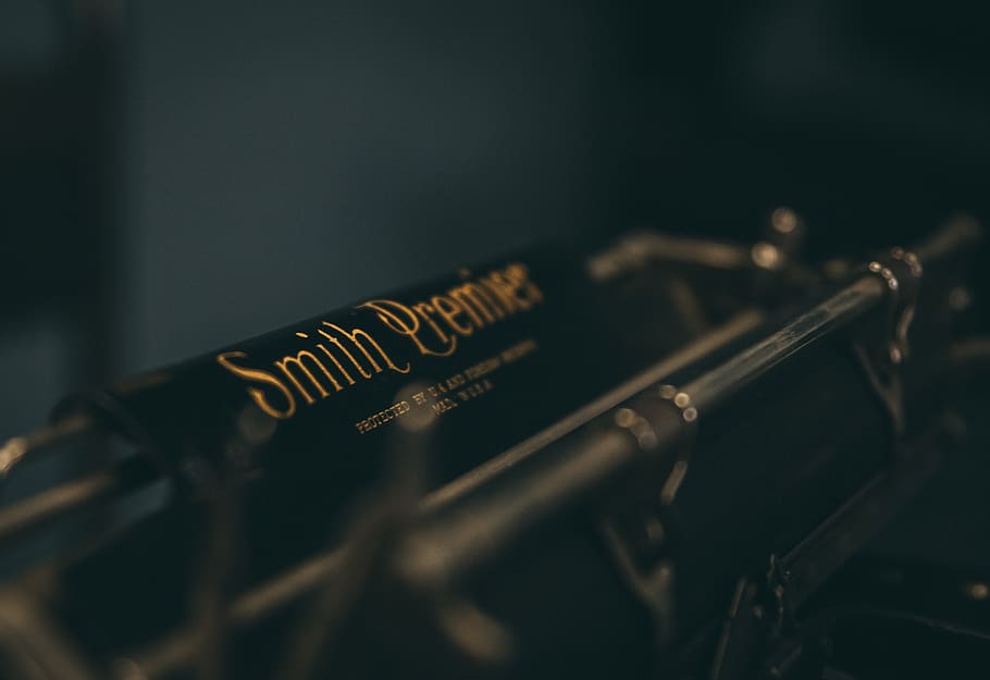 smith premier logo, messa a fuoco selettiva, avvicinamento, musica, in casa, strumento musicale, testo, nessuno, cultura artistica e intrattenimento, metallo, natura morta, comunicazione, sceneggiatura occidentale, tecnologia, singolo oggetto, attrezzatura, colore nero, buio, sicurezza, girato in studio, copia spazio, 5K