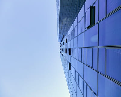 architettura, vista, superiore, alto, blu, cielo, moderno, grattacielo, bicchiere, facciata, facciata in vetro, futuristico, riflessione, edificio per uffici, costruzione, esterno, simmetricamente, pari, prospettiva, freddo, esterno dell'edificio, struttura costruita, edificio per uffici esterno, ufficio, cielo sereno, città, vetro - materiale, giorno, Inquadratura dal basso, nessuno, attività commerciale, copia spazio, finestra, all'aperto, direttamente sotto, 4K, CC0, dominio pubblico, privo di copyright