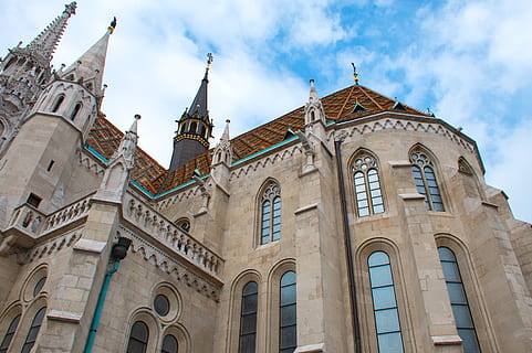 buda slott, ungarsk, bygning, vindu, arkitektur, fasade, gammel, struktur, vegg, himmel, gargoyle, eldgammel, borg, kirke, konstruksjon, Ungarn, Religion, turisme, bygge eksteriør, bygget struktur, lav vinkel visning, reisemål, sky - himmel, historie, fortiden, reise, tårn, natur, by, dag, ingen folk, sted for tilbedelse, utendørs, spir, gotisk stil, 5K, CC0, offentlig domene, opphavsrett gratis