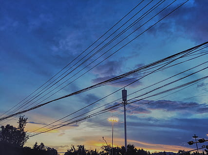 , kablo, gökyüzü, bulut - gökyüzü, güç hattı, elektrik, teknoloji, elektrik pilonu, güç kaynağı, gün batımı, yakıt ve enerji üretimi, düşük açılı görünüş, doğa, bağ, insansız, siluet, akşam karanlığı, doğada güzellik, ağaç, açık havada, karmaşa, telefon hattı, romantik gökyüzü, 4K, CC0, kamu malı, telif ücretsiz