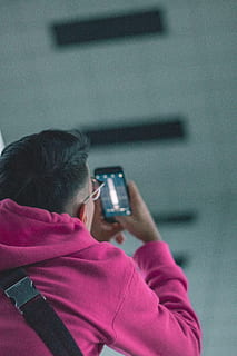 uomo che utilizza smartphone, cellulare, smart phone, persone reali, dispositivo di informazione portatile, attività, una persona, retrovisore, tecnologia wireless, tecnologia, detenzione, colpo alla testa, Fotografare, schermo, ritratto, attività di svago, usando il telefono, temi fotografici, comunicazione, stili di vita, 5K, CC0, dominio pubblico, privo di copyright