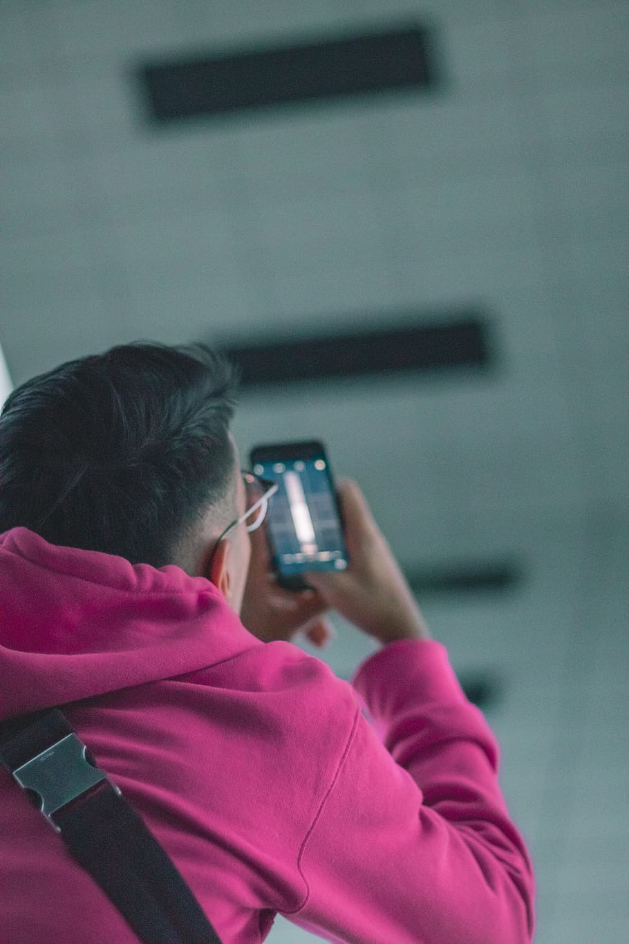 uomo che utilizza smartphone, cellulare, smart phone, persone reali, dispositivo di informazione portatile, attività, una persona, retrovisore, tecnologia wireless, tecnologia, detenzione, colpo alla testa, Fotografare, schermo, ritratto, attività di svago, usando il telefono, temi fotografici, comunicazione, stili di vita, 5K