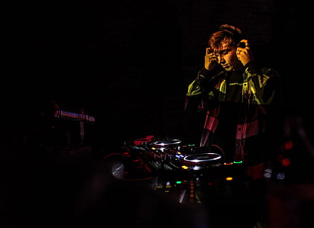 dj controller di gioco, persona, persone, umano, musica, Repubblica Ceca, club e ristorante uhelna, notte, Festival musicale, uomo, dj, maschio, cuffie, trappola, colore, etnico, discoteca, esecutore, strumento musicale, musicista, una persona, cibo e bevande, tavolo, bere, in casa, adulto, persone reali, giovane adulto, rinfresco, cibo, in piedi, contenitore, bicchiere, tazza, vista frontale, dalla vita in su, tè - bevanda calda, buio, vita notturna, sfondo nero, 4K, CC0, dominio pubblico, privo di copyright