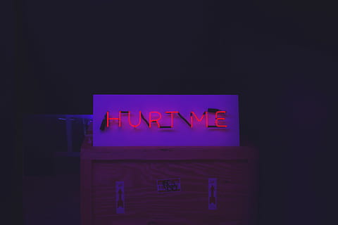temný, noc, box, světlo, dopis, značení, neon, text, sdělení, západní skript, svítí, nikdo, podepsat, uvnitř, podnikání, černé pozadí, kopie prostor, jediné slovo, architektura, vedení, otevřeno, studio shot, řeřavý, osvětlovací zařízení, nachový, noční život, odchodu, 5K, CC0, veřejná doména, bez autorských práv