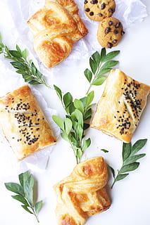 maro, patiserie, frunze, aperitiv, copt, coacere, pâine, a închide, delicios, epicurian, alimente, sănătos, de casă, Masa de pranz, masă, lasă gura apă, seminte de susan, gustos, mancare si bautura, gata să mănânce, prospeţime, natură moartă, în interior, vedere în unghi mare, iarbă, farfurie, nici o persoana, parte a plantelor, dimensiune de servire, indulgenţă, pizza, brânză, mâncat sănătos, alimente italiană, gustare, mancare frantuzeasca, ispită, voinicică, 5K, CC0, domeniu public, fără drepturi de autor