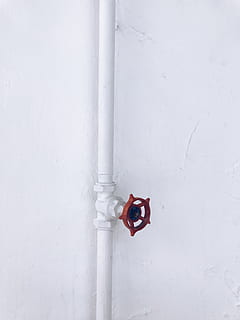 rotes Ventil, Wandbau - Funktion, weiße Farbe, rot, Sicherheit, die Architektur, Ventil, Schutz, Steuerung, gebaute Struktur, keine Leute, kopieren sie platz, Rohr, Technologie, Metall, Tag, Rohr - Rohr, draußen, Nahansicht, Verbindung, Maschinenventil, 4K, CC0, gemeinfrei, lizenzfrei