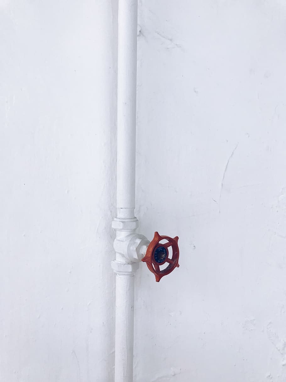 rotes Ventil, Wandbau - Funktion, weiße Farbe, rot, Sicherheit, die Architektur, Ventil, Schutz, Steuerung, gebaute Struktur, keine Leute, kopieren sie platz, Rohr, Technologie, Metall, Tag, Rohr - Rohr, draußen, Nahansicht, Verbindung, Maschinenventil, 4K