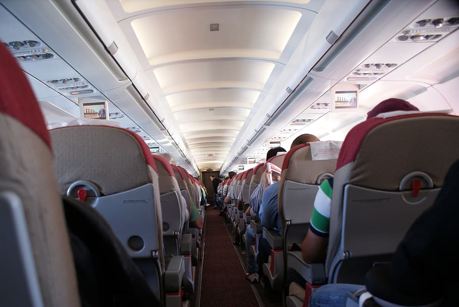 avió, sala, seient, zona, aeroport, vol, alt, finestra, cel, vidre, interior del vehicle, manera de transport, transport, seient del vehicle, viatjar, grup de persones, transport públic, vehicle aeri, persones reals, passatger, homes, multitud, gran grup de persones, vehicle terrestre, dones, assegut, adult, passadís, seient d’avió, sostre, 4K