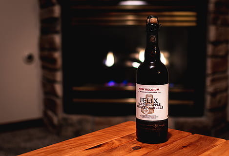 felix vin, alkohol, drikke, flaske, ølflaske, peis, tre, sur øl, nye belgien, øl, varm, whisky, vin, traust, hardtre, vinflaske, pub, brennevin, bar telleren, skyld, container, innendørs, forfriskning, mat og Drikke, vestlig skript, fokusere på forgrunnen, tekst, tre - materiale, ingen folk, merkelapp, bord, kommunikasjon, glass - materiale, hylle, mat, rødvin, luksus, 5K, CC0, offentlig domene, opphavsrett gratis