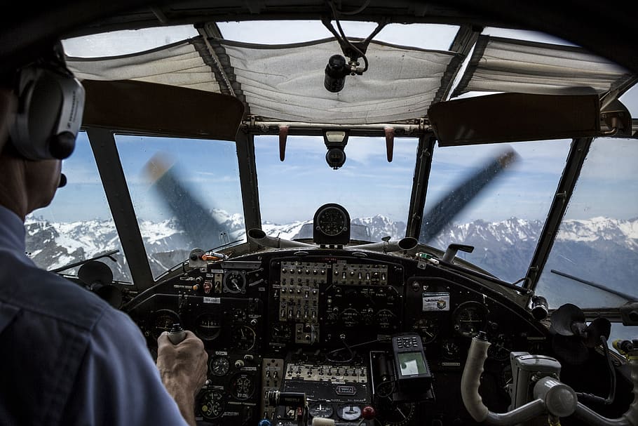 pilot, conduir, avió, durant el dia, cabina, persona, humà, gent, suïssa, aire, volant, Alps, hèlix, vol, volar, finestra, braç, esquena, naturalesa, a l'aire lliure, muntanya, control, manera de transport, vehicle aeri, transport, panell de control, interior del vehicle, militar, parabrisa, a l'interior, vista del darrere, uniforme, vidre - material, operant, persona irreconeixible, tecnologia, palanca, govern, copilot, pilotatge, 5K