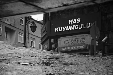 Türkiye, kars, yansıma, Su, vardır, sokak lambası, mağaza, yağmur, Metin, mimari, iletişim, işaret, batı yazısı, yapılı yapı, dış yapı, bina, terkedilmiş, insansız, bilgi, gün, bilgi işareti, açık havada, doğa, eski, yön, hasarlı, Kent, büyük harf, 2K, CC0, kamu malı, telif ücretsiz
