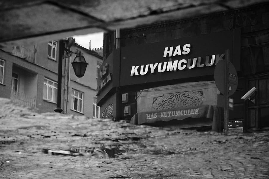 krocan, kars, odraz, voda, má, pouliční lampa, obchod, déšť, text, architektura, sdělení, podepsat, západní skript, stavba, exteriér budovy, budova, opuštěný, nikdo, informace, den, informační značka, venku, Příroda, starý, směr, poškozen, město, velké písmeno, 2K