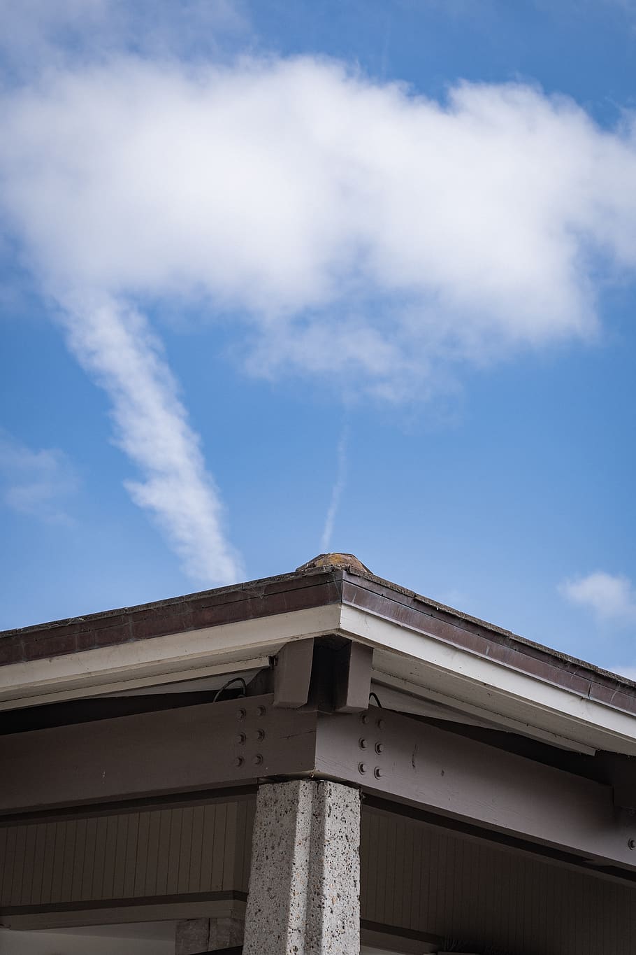 cielo, architettura, nube, blu, struttura costruita, Inquadratura dal basso, esterno dell'edificio, nuvola - cielo, costruzione, giorno, nessuno, natura, all'aperto, luce del sole, quartiere residenziale, frontone, Casa, colonna architettonica, tetto, sezione alta, finestra, 5K