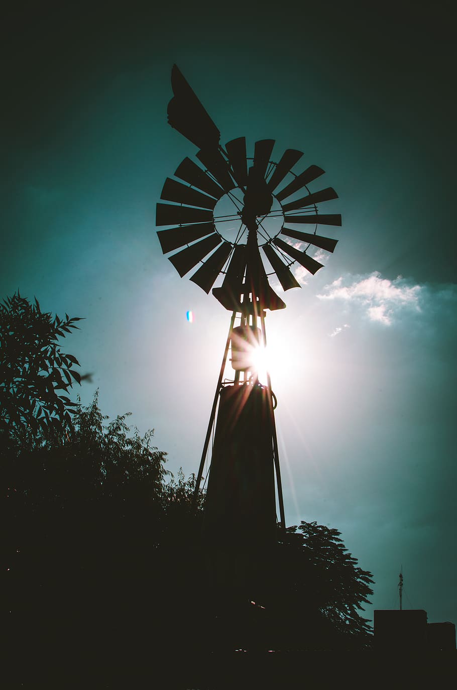silueta, molí de vent de granja, retroil·luminat, núvols, fosc, alba, electricitat, energia, tarda, llum, tir en angle baix, escènic, cel, sol, posta de sol, tecnologia, arbres, molí de vent, vista d’angle baix, arquitectura, naturalesa, arbre, cap gent, nit, il·luminat, a l'aire lliure, estructura construïda, planta, cultura i entreteniment artístic, exterior de l'edifici, Parc d'atraccions, passeig pel parc d’atraccions, conservació del medi ambient, alta - alta, energia renovable, flare de la lent, 4K