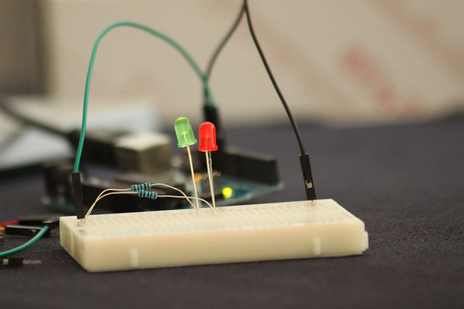 llum, vermell, verd, cable, cables, mecànic, resistència, tecnologia, placa, connexió, primer pla, centrar-se en primer pla, cap gent, enfocament selectiu, comunicació, a l'interior, electricitat, tecnologia sense fils, música, natura morta, taula, dia, endoll de connexió de xarxa, equipament, signe, cable d’ordinador, Font d'alimentació, 4K