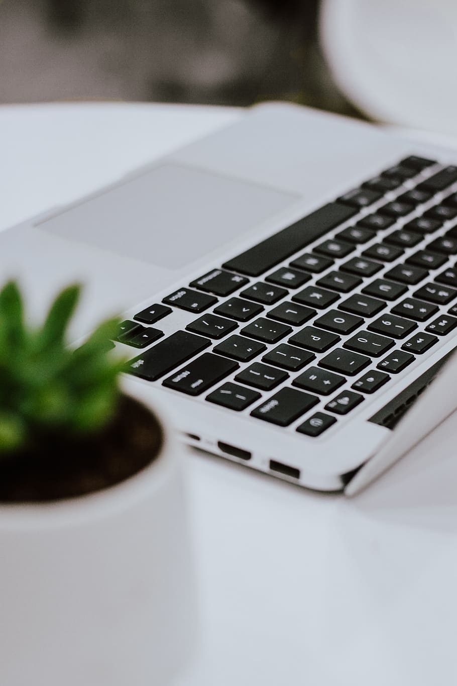 macbook, computer, tecnologia, avvicinamento, il computer portatile, tavolo, nessuno, messa a fuoco selettiva, tecnologia wireless, tastiera, attrezzatura informatica, tastiera del computer, in casa, comunicazione, connessione, natura morta, Colore bianco, mobilia, vista dall'alto, colore nero, scrivania, vuoto, tasto del computer, 4K