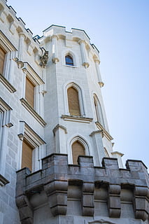 edifici pintat de blanc, arquitectura, edifici, exterior, perspectiva, finestres, vista d’angle baix, estructura construïda, exterior de l'edifici, cel, creença, lloc de culte, religió, cap gent, cel clar, espiritualitat, naturalesa, dia, el passat, història, finestra, a l'aire lliure, 5K, CC0, domini públic, lliure de regalies