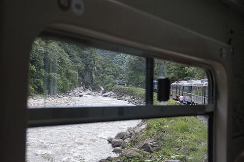 Zug, Fenster, Fluss, Aussicht, der Inka-Trail, Landschaft, Peru, Glas, Tourismus, Panorama, inca, Urwald, Machu Picchu, szenisch, Urlaub, Natur, Pflanze, Tag, Baum, die Architektur, draußen, gebaute Struktur, Wasser, Schönheit in der Natur, keine Leute, Szenen - Natur, transparent, Transport, Land, Glas - Material, 5K, CC0, gemeinfrei, lizenzfrei