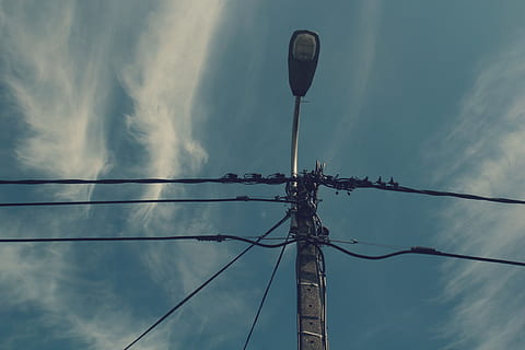 luce, cielo, tecnologia, Inquadratura dal basso, cavo, nuvola - cielo, connessione, elettricità, linea elettrica, Alimentazione elettrica, pilone dell'elettricità, combustibile e produzione di energia, nessuno, polo, natura, comunicazione, giorno, all'aperto, attrezzatura per l'illuminazione, palo del telefono, complessità, linea telefonica, 5K, CC0, dominio pubblico, privo di copyright