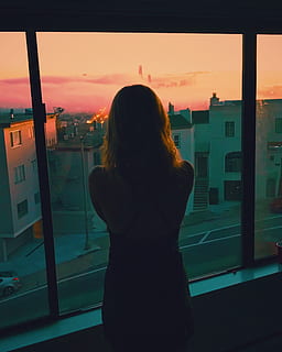 cara enrere, cap enrere, esquena, futur, el futur ho espera, núvols, al matí, boira, sortida del sol, posta de sol, núvol, ciutat, centre de la ciutat, sf, san francisco, sanfran, san fran, humor, canviant d'humor, color, una persona, dones, de peu, finestra, vista del darrere, persones reals, tres quarts de longitud, cel, activitat d'oci, estils de vida, color taronja, cabell llarg, adult, vidre - material, arquitectura, pentinat, transparent, cabell, a l'aire lliure, esperant, 1080P, CC0, domini públic, lliure de regalies